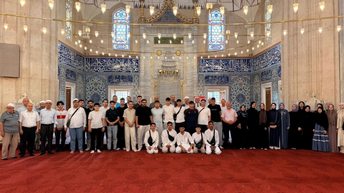 EDİRNE’DE BAŞARILI ÖĞRENCİLER DUALARLA UMRE YOLCULUĞUNA UĞURLANDI